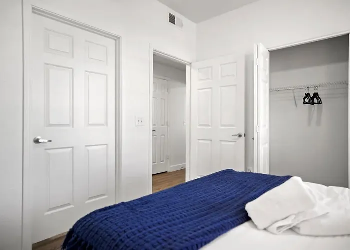Apartment Cozysuites Walk To Stadium With Pool & Gym!