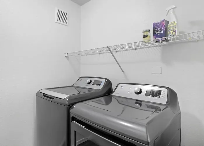 Cozysuites Walk To Stadium With Pool & Gym!