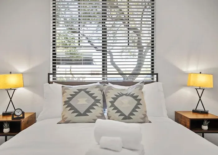 Cozysuites Walk To Stadium With Pool & Gym! *