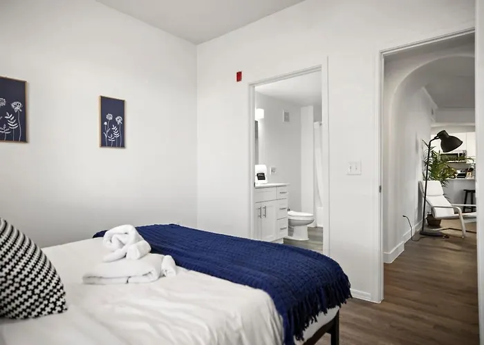 Cozysuites Walk To Stadium With Pool & Gym!