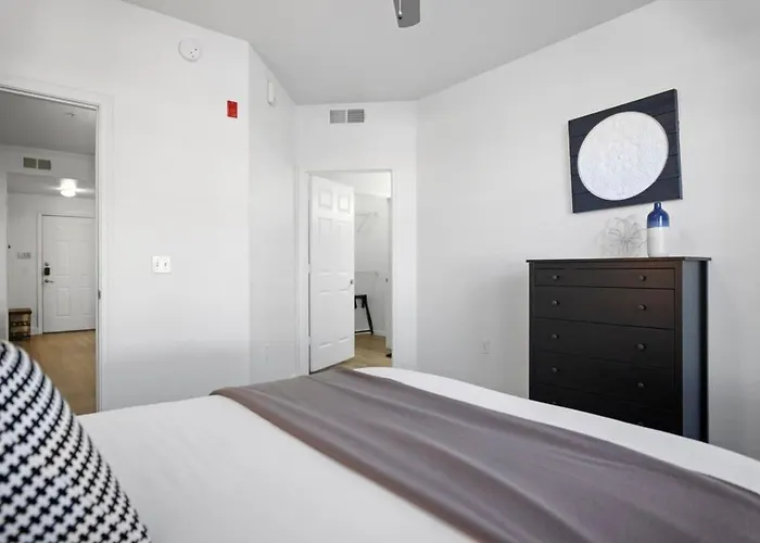 Cozysuites Walk To Stadium With Pool & Gym! Apartment