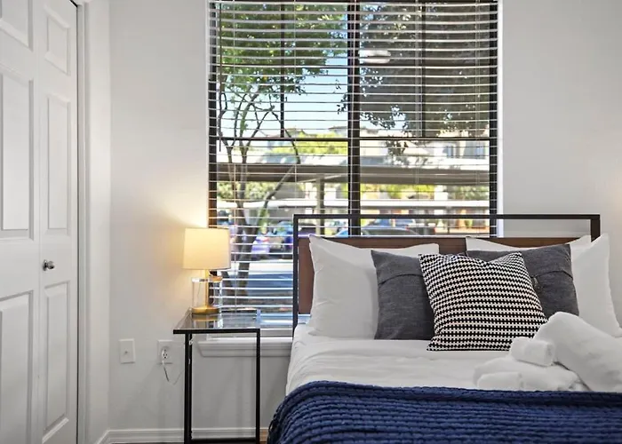 Cozysuites Walk To Stadium With Pool & Gym! *
