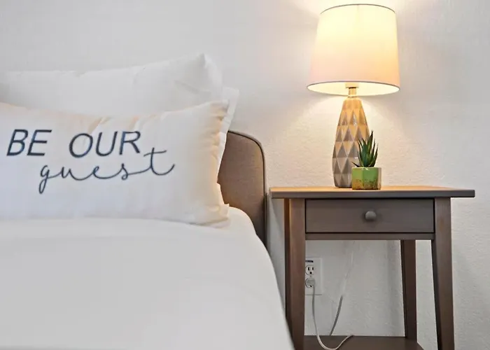 Cozysuites Walk To Stadium With Pool & Gym! * Glendale