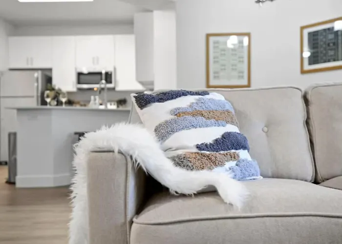 Cozysuites Walk To Stadium With Pool & Gym! Apartment